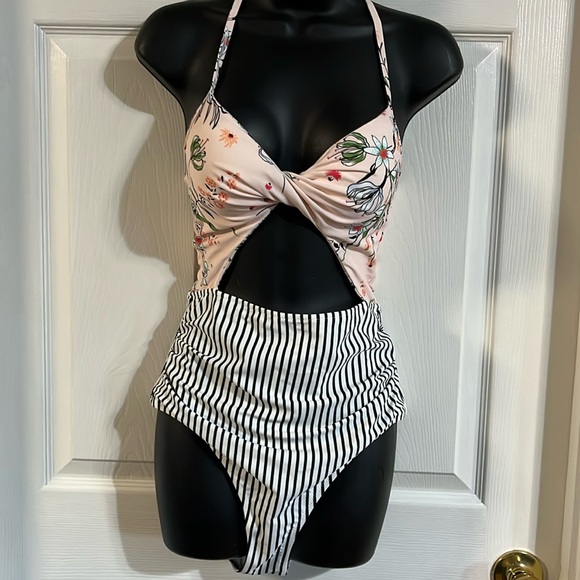 Cupshe Other - Cupshe one piece swim suit,size large, NWT.